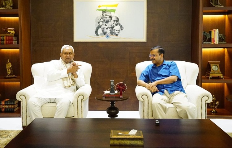 Nitish Kumar (Left) meets Arvind Kejriwal in Delhi