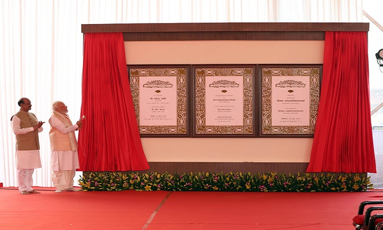 PM Modi unveiling the plaque to inaugurate the new Parliament building