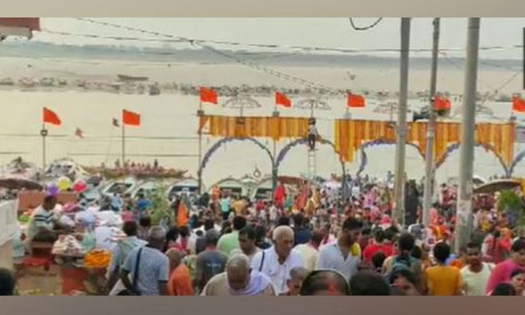 Devotees at Ganga ghat in Varanasi