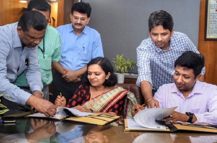 Agreement signed by  Saurav Shah (Right), ED, PFC and Dr. Ankita Chakravarthy, Secy, NDMC