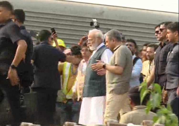 PM Modi at train accident site