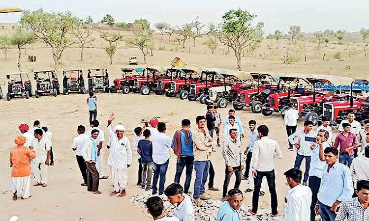 Bridegroom brings baraat on 51 tractors in Barmer