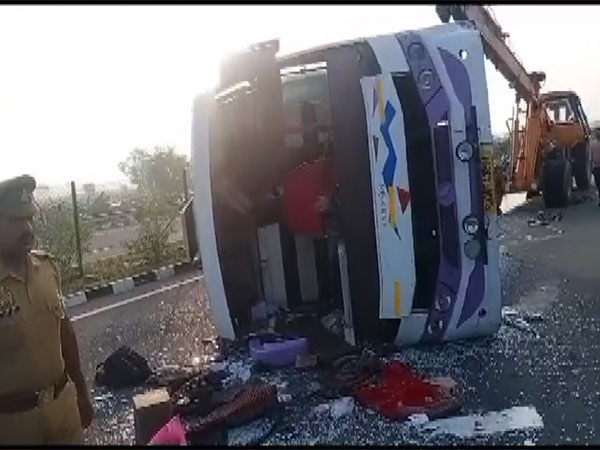 Bus overturned in Itawah