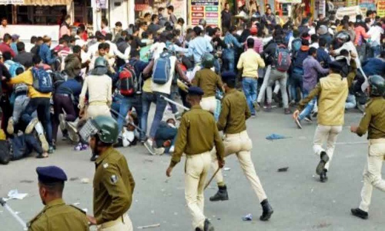 Protesting  CTET aspirants lathi-charged by police