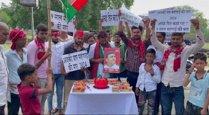 Workers celebrates birthday of Akhilesh Yadav with tomato cake
