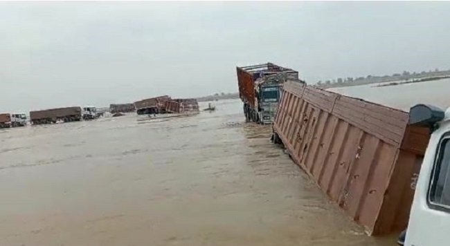 Two stranded trucks drown in River Son, 28 stuck due to rise in water level