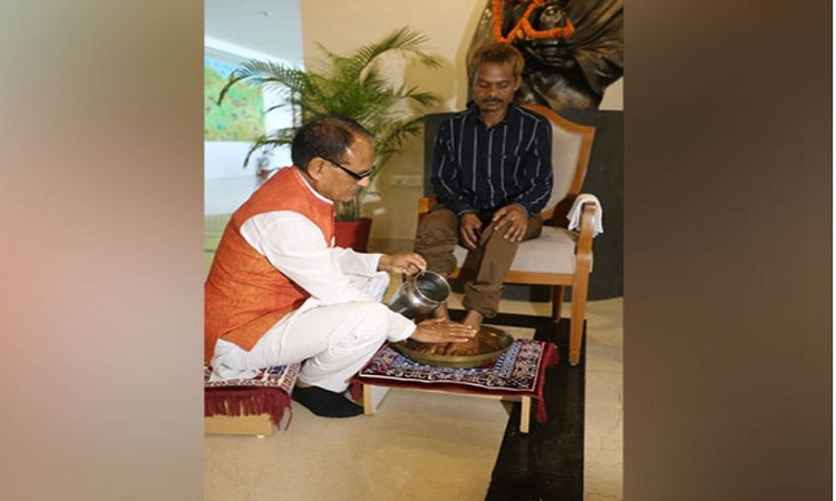 CM Chouhan washes feet of urination case victim