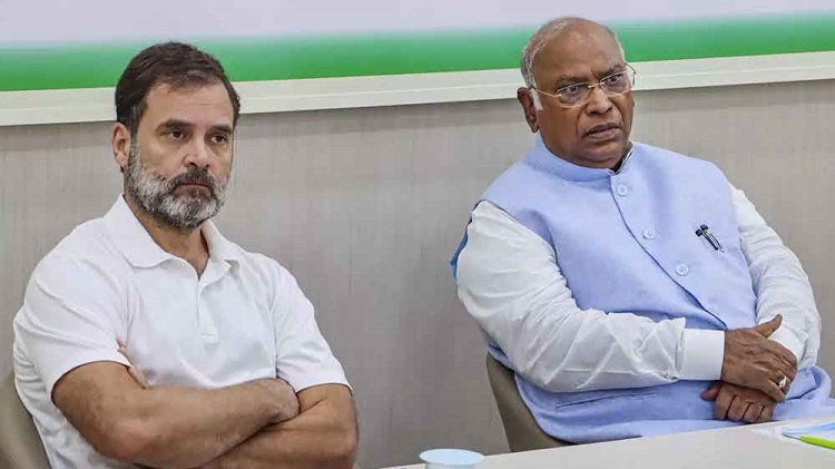 U'khand Cong leaders meet Mallikarjun Kharge (R) and Rahul Gandhi