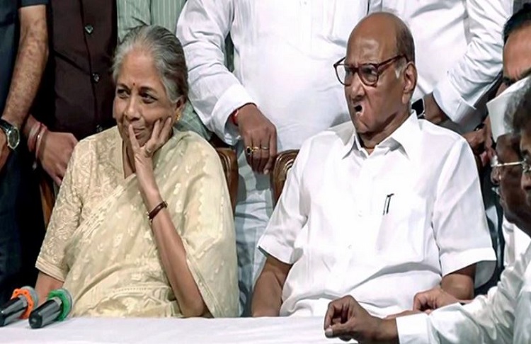 Sharad Pawar with his wife Pratibha Pawar