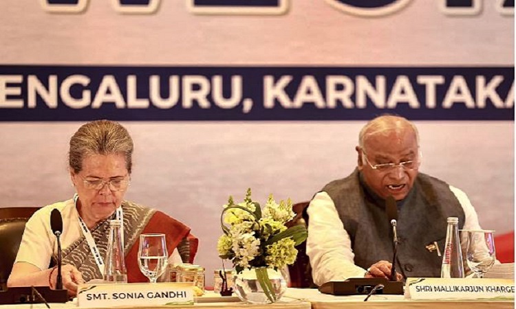 Congress President Mallikarjun Kharge (R) and Party leader Sonia Gandhi  at Oppn Meet in Bengaluru