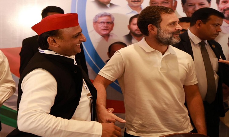 Excellent bonhomie between SP Chief Akhilesh Yadav and former Congress Prez Rahul Gandhi