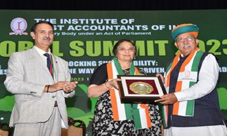 PFC  CMD Parminder Chopra receiving 'Icon Of The Award' from Union Minister  Arjun Ram Meghwal