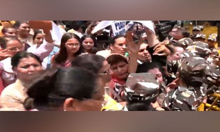 Women Congress Party members stage protestat Jantar Mantar in Delhi