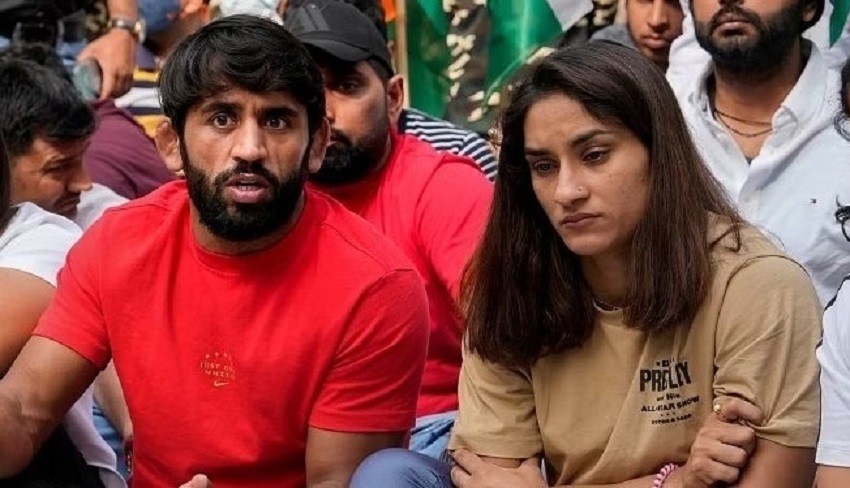 Bajrang Punia (L) and  Vinesh Phogat