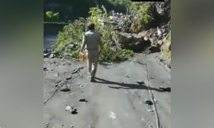 Arakot-Himachal Pradesh Road blocked due to landslide