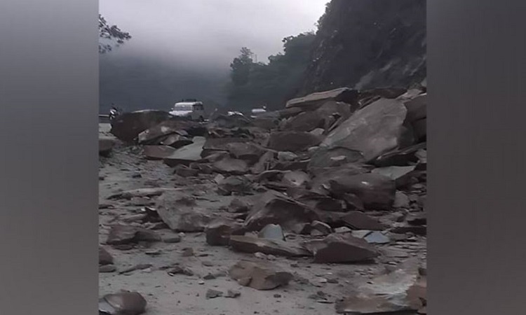 Badrinath Highway closed due to falling stones