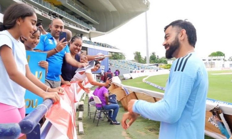 Virat Kohli with fans