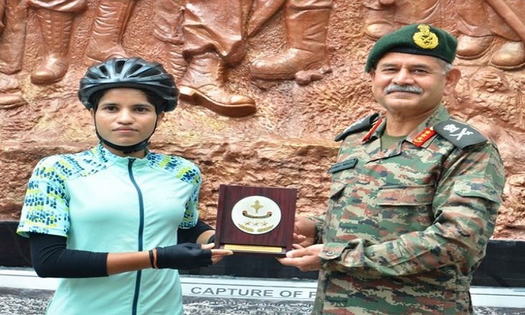 Cyclist Asha Malviya being felicitated by Lt Gen Upendra Dwivedi