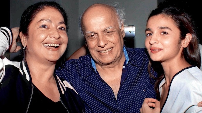 Mahesh Bhatt with daughters Pooja Bhatt (L) and Alia Bhatt