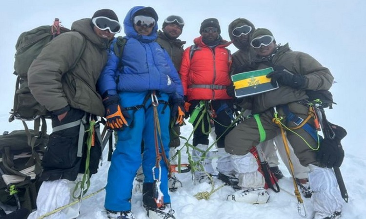 Indian Army mountaineers scale Mount Kun-Nun