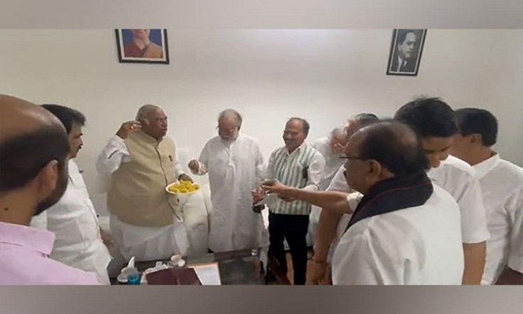 Congress leaders celebrating Rahul Gandhi's restoration of Lok Sabha membership