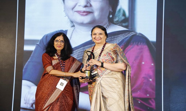 PFC CMD Parminder Chopra (R) conferred with "Finance Leader Of The Year" Award