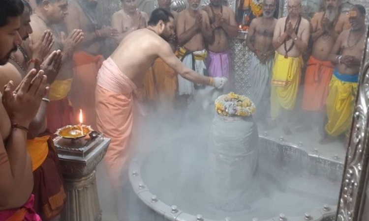 Shravan Somvar: 'Bhasma Aarti' performed at Shree Mahakaleshwar temple in Ujjain on Monday