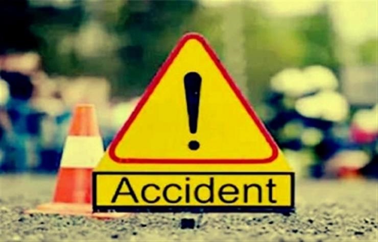 3 killed, 4 injured as truck collides