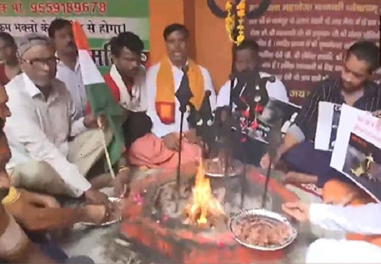 Locals performing Havan at Varanasi temple for Chandrayaan-3's success