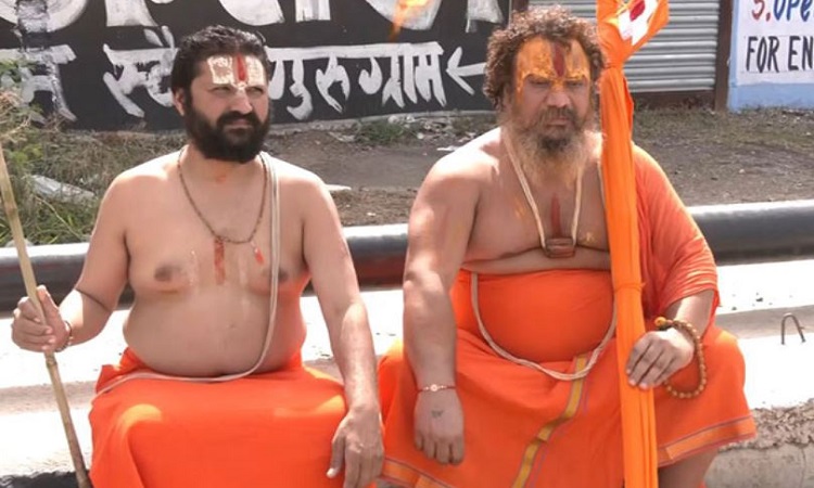 Jagadguru Paramhans Acharya (Right) sits on indefinite hunger strike