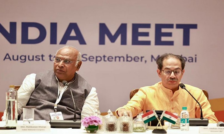 Mallikarjun Kharge (L) with Uddhav Thackeray