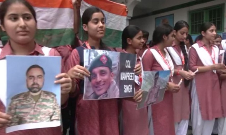 Students in Jammu pay tributes to deceased officers