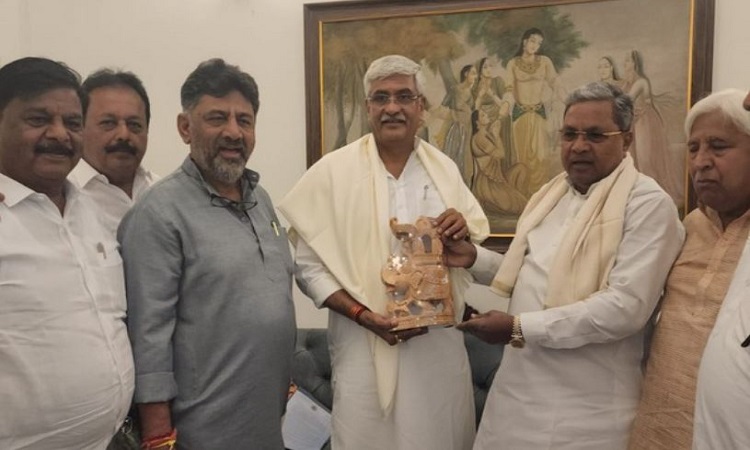 Karnataka CM and Deputy CM with Jal Shakti Minister Gajendra Singh