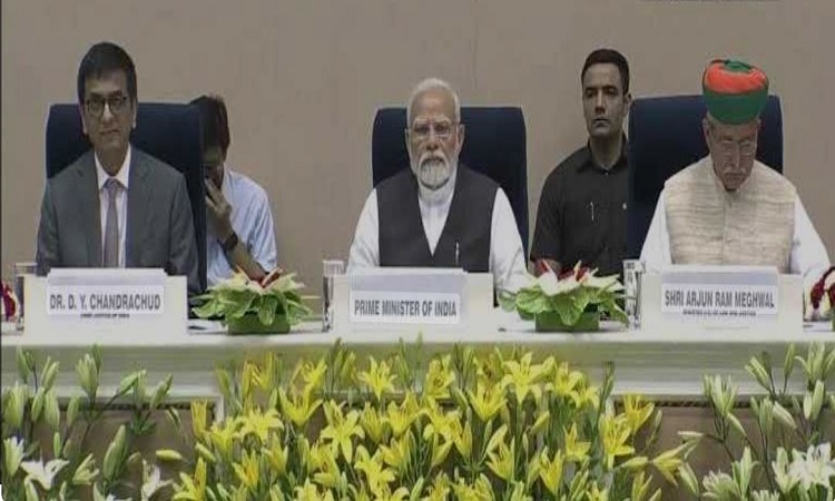 PM Modi at International Lawyers’ Conference, flanked by CJI Chandrachud (L) and Law Minister Meghwal