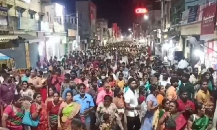 Devotees throng Arunachaleswarar Temple for 'Girivilam'