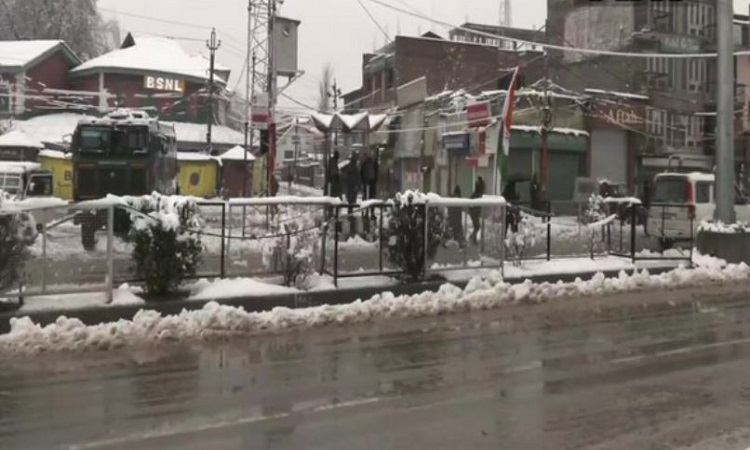 Capital of Jammu and Kashmir, Srinagar covered in snow