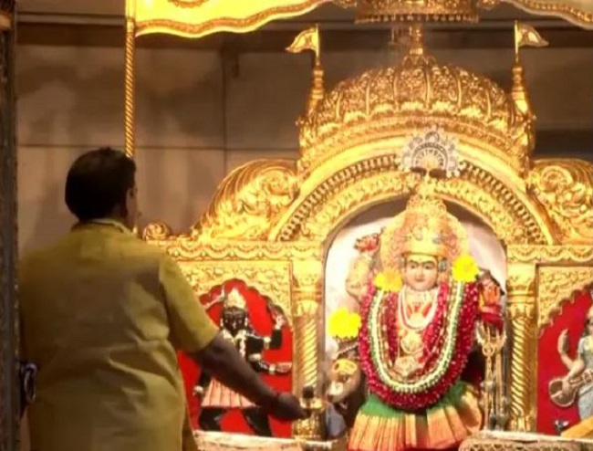 Morning 'aarti' performed at Delhi's Jhandewalan temple