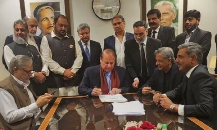 Nawaz Sharif returns to Pakistan