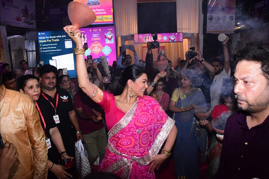 Sushmita Sen performs Dhunuchi dance