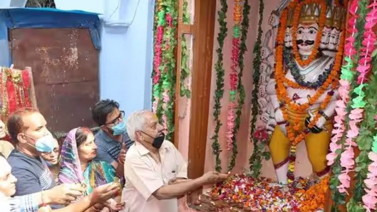 Devotees flock to seek Raavan's blessings at Kanpur temple