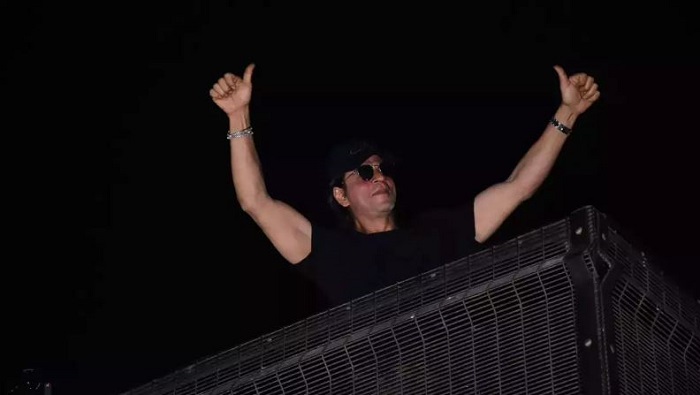 SRK makes special midnight appearance, greets sea of fans