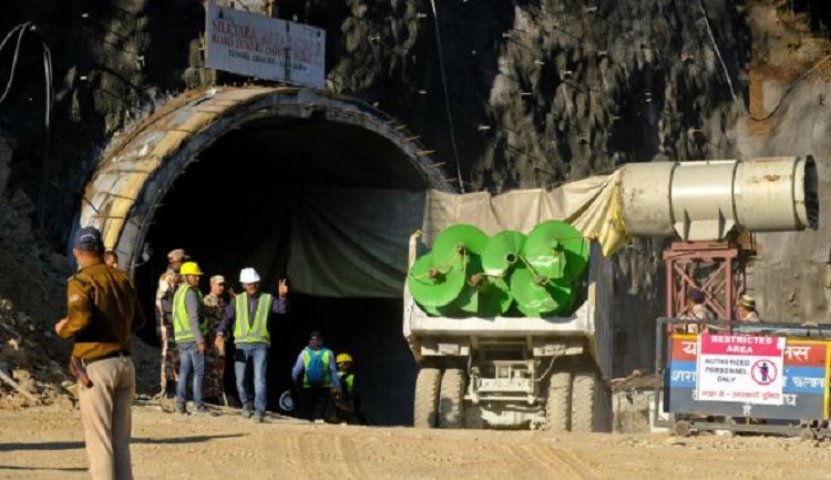 Heavy drill machine installed to expedite rescue work