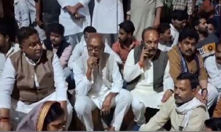 Digvijaya Singh reaches Khajuraho police station with body of Congress worker