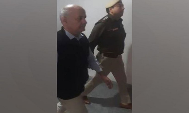 Manish Sisodia being brought in the courtroom