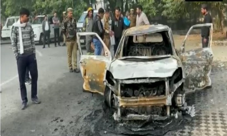 Police recover two bodies from a car that caught fire in Noida