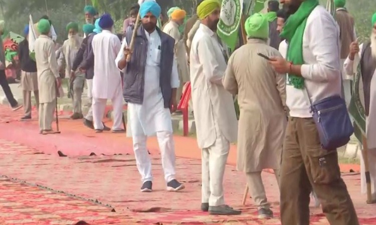 Samyukt Kisan Morcha starts protest at the Mohali-Chandigarh border