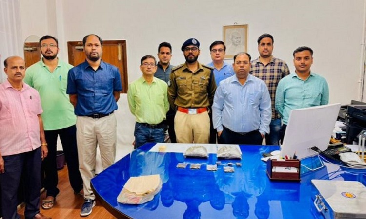 Kolkata Customs Preventive personnel with the seized brown sugar