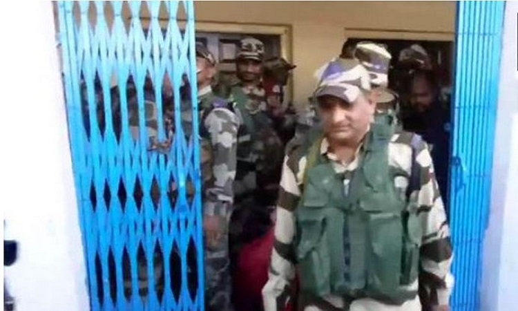 Icome Tax officials and CISF personnel leave Balangir after IT raid at Congress MP Dhiraj Sahu's premises ends