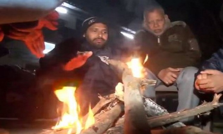 People in Delhi's Nizamuddin area seen sitting by the bonfire