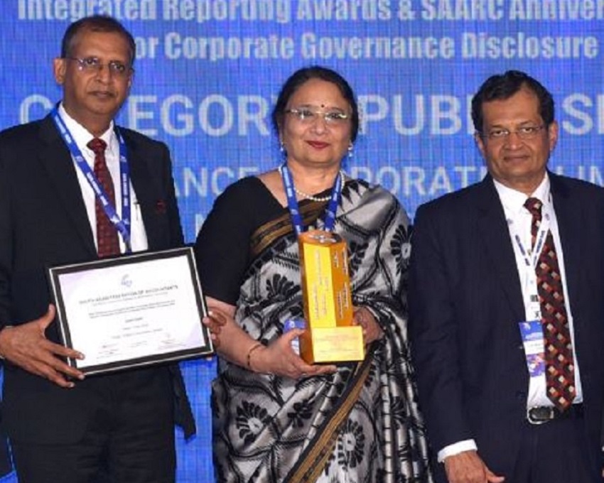 PFC CMD Parminder Chopra received the Award